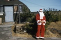 1953년 제주도 어느 마을의 크리스마스 행사장에서 산타로 분장한 사람.jpg