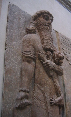 수메르 신화의 대표적인 인물인 길가메시의 부조, 루브르 박물관에 전시되어있다