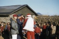 1953년 제주도 어느 마을의 크리스마스 행사에서 선물을 나눠주는 산타.jpg